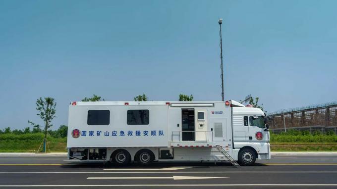 With a heavy-duty pneumatic telescopic antenna mastÂ for uninterrupted satellite and radio communication in remote areas.